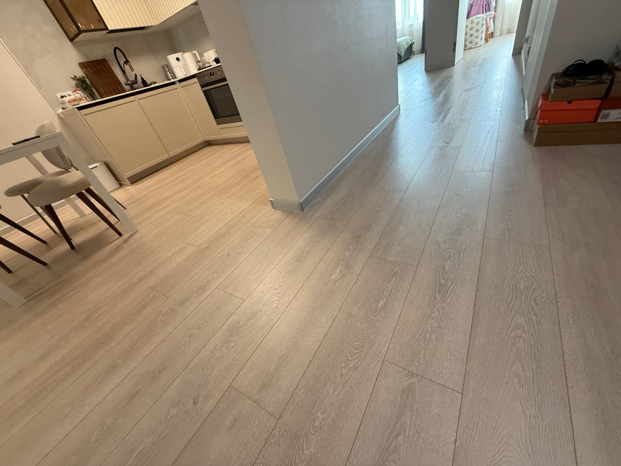 Ламинат бежевый на кухне